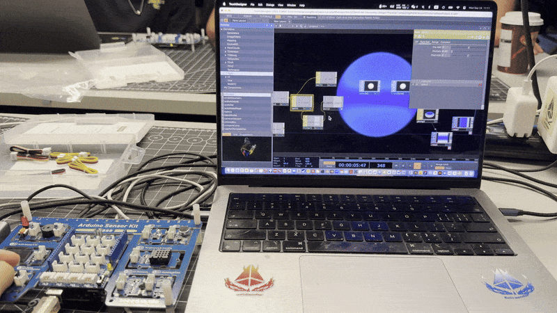 My recreated TouchDesigner network where potentiometer controls circle size and hue.